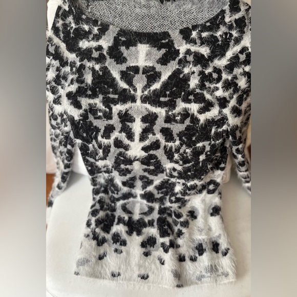 SALE 🎁 NEW Black, grey and white cheetah print sweater. Stunning and size M. - Picture 11 of 11